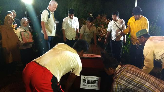 Jenazah korban pesawat Lion Air PK-LQP, Harwinoko dimakamkan di Cimahpar, Kota Bogor, Jawa Barat, Minggu (4/11/2018) malam. (Liputan6.com/Achmad Sudarno)