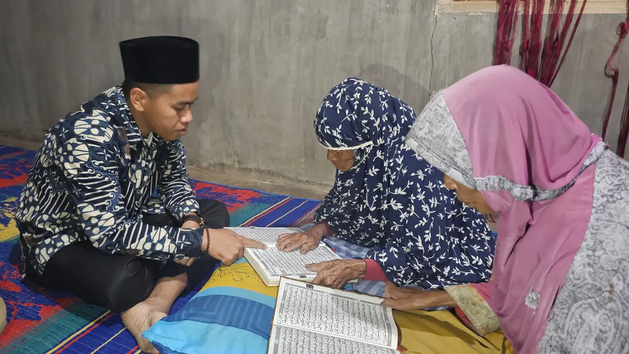 Ustad Muhammad Syaban memberikan pengajaran ngaji kepada lansia di Onan Runggu, Kabupaten Samosir, Sumatera Utara (Liputan6.com/Dicky Agung Prihanto)