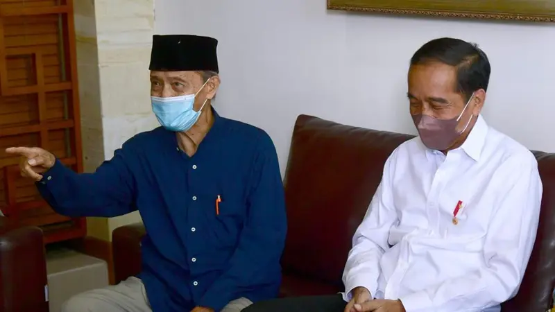 Presiden Joko Widodo atau Jokowi menjenguk mantan Ketua Umum PP Muhammadiyah Ahmad Syafii Maarif atau Buya Syafii di kediamannya di Kabupaten Sleman Yoygakarta, Sabtu (26/3/2022).