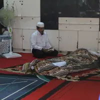 Meski sempat dirawat di rumah sakit, Agung menjelaskan kondisi ayahnya sempat membaik. Sebelum akhirnya ditemukan tak bernyawa, almarhum sempat melakukan aktifitas seperti biasa. (Adrian Putra/Bintang.com)