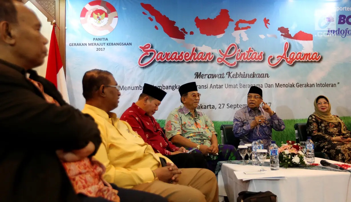 Ketua Umum PBNU KH Said Aqil Siradj memberikan sambutan sekaligus membuka acara Sarasehan Lintas Agama Merawat Kebhinekaan di Gedung PBNU, Jakarta, Rabu (27/9). Acara ini dihadiri Tokoh Lintas Agama. (Liputan6.com/Johan Tallo)