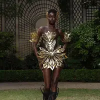 Menghadirkan konsep unik dan artsy pada karyanya, Iris van Herpen menyisipkan karya Rinaldy Yunardi untuk memperindah total look presentasinya. [Foto: Instagram/ Iris van Herpen]