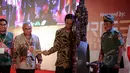 Presiden Jokowi memukul gong sebagai tanda pembukaan acara  International Trade and Investement Summit yang diselenggarakan oleh Asosiasi Pemerintahan Kabupaten Seluruh Indonesia (Apkasi) di Jakarta, Rabu (13/5/2015). (Liputan6.com/Faizal Fanani)