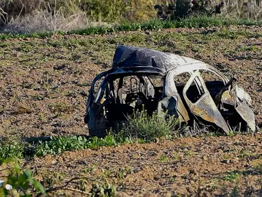 Bangkai mobil milik jurnalis investigasi, Daphne Caruana Galizia, tergeletak di pinggir jalan kota Mosta, Malta, Senin (16/10). Mobil jurnalis yang sebelumnya bekerja di Panama Papers itu dipasangi bom ketika tengah berkendara. (AP/Rene Rossignaud)