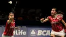 Greysia Polii/Nitya Krishinda ganda puteri Indonesia melaju ke final dengan mengalahkan  Yu Yang/Zhong Qianxin di semifinal BCA Indonesia Open Premier Super Series 2015 di Istora Senayan Jakarta. (Peksi Cahyo/Bola.com)