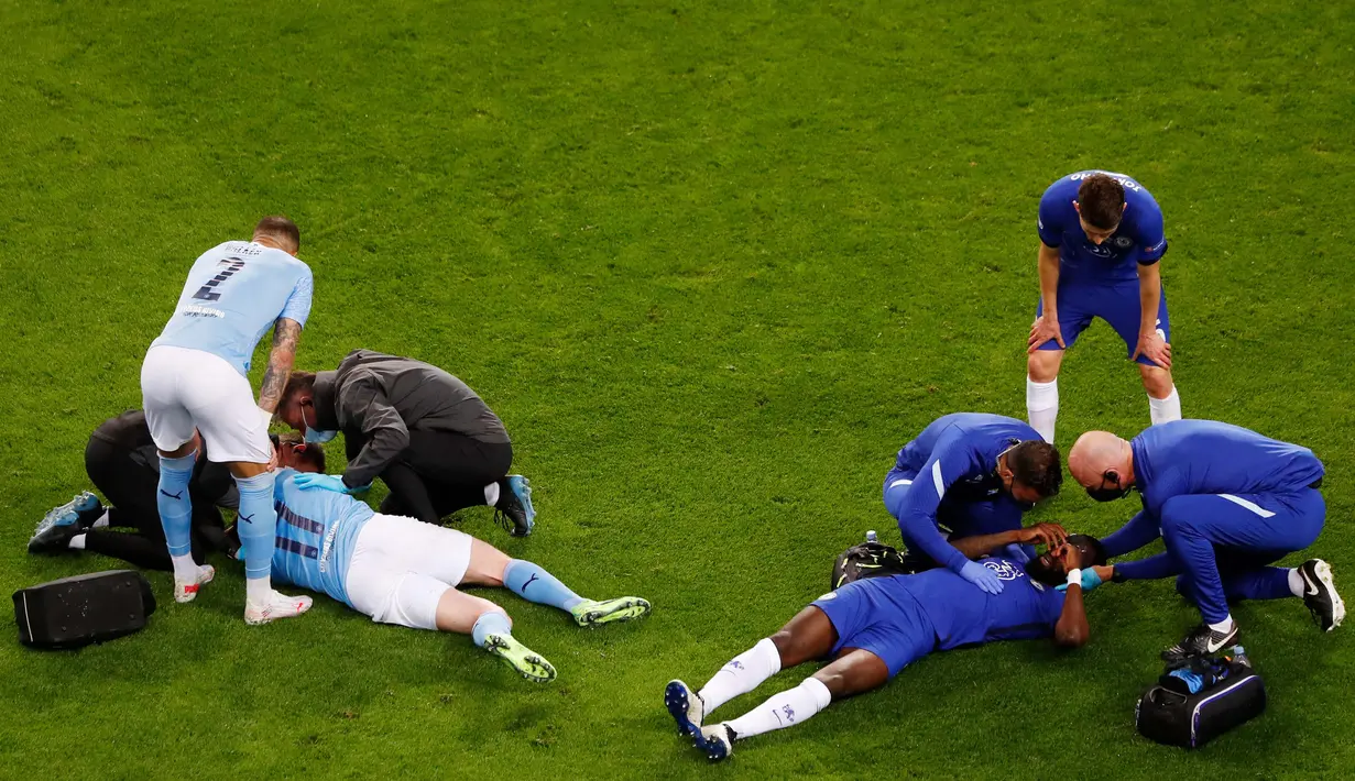 Kevin De Bruyne (kiri) dan Antonio Rudiger menjalani perawatan usai pelanggaran keras yang dilakukan oleh Antonio Rudiger dalam pertandingan Final Liga Champions antara Manchester City dan Chelsea. (Foto: AFP/Pool/Susana Vera)
