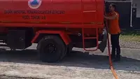 Petugas BPBD Banyuwangi melakukan  droping air bersih ke sejumlah desa yang tersebar di empat kecamatan.