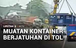 Muatan Kontainer Berjatuhan di Tol