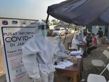 Suasana tes swab Covid-19 kepada para pedagang  di Pasar Sayur Cipulir, Jakarta Selatan, Kamis (25/6/2020). Kegiatan yang dilakukan kepada puluhan pedagang dan warga seputar pasar ini dalam rangka memutus mata rantai penyebaran penyakit corona. (merdeka.com/Arie Basuki)