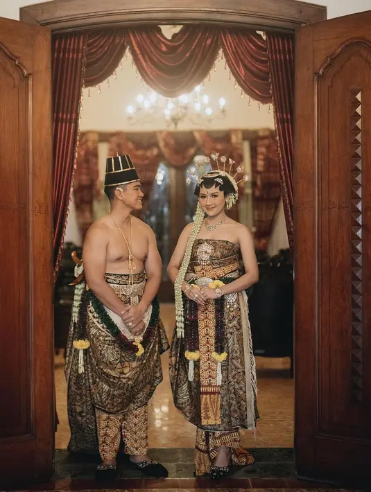 Pengantin Jawa Kaesang dan Erina Gudono. Mana gaya dengan baju adat Jawa dari keluarga Presiden antara Pak Jokowi-Ibu Iriana dan Kaesang-Erina Gudono yang jadi favoritmu, Sahabat FIMELA? [Foto: Instagram/doleytobing]