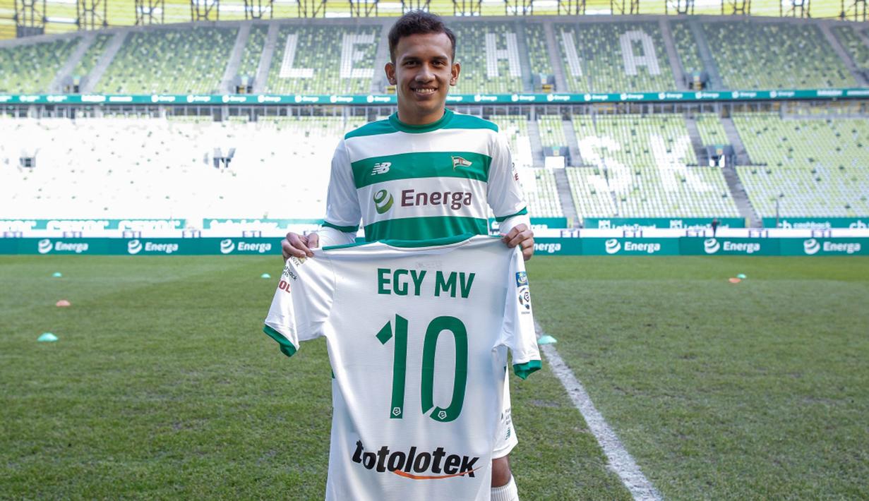 Pesepak bola Indonesia, Egy Maulana memakai jersey nomor 10 saat diperkenalkan sebagai pemain baru Lechia Gdansk di Stadion Energa Gdańsk, Polandia, Minggu (11/3/2018). Dirinya dikontrak Lechia Gdansk selama tiga musim. (Lechia Gdansk)