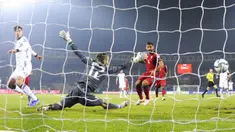 Pemain Jerman Kai Havertz (kiri) mencetak gol ke gawang Armenia yang dijaga kiper Stanislav Buchnev pada pertandingan sepak bola Kualifikasi Grup J Piala Dunia 2022 di Stadion Vazgen Sargsyan, Yerevan, Armenia, 14 November 2021. Jerman menang 4-1. (AP Photo/Hakob Berberyan)