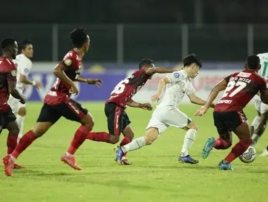Keberhasilan Persebaya Surabaya bersaing di papan atas klasemen BRI Liga 1 musim 2021/2022 tak lepas dari kontribusi pemain asingnya yakni Taisei Marukawa. (Bola.com/M Iqbal Ichsan)