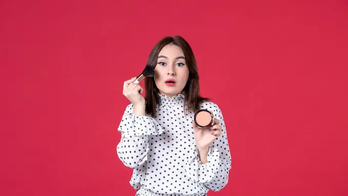 Kenali Cara Aplikasi Blush On Agar Terlihat Lebih Muda (photo by freepik)