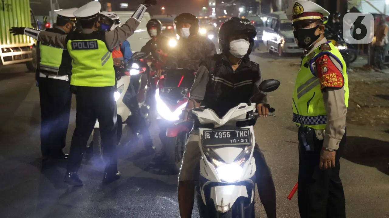 FOTO PPKM Darurat, Jalur Menuju Jakarta Ditutup
