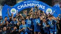 Selebrasi skuad Persib Bandung, David Da Silva (tengah) dkk merayakan keberhasilan menjuarai Championship Series BRI Liga 1 2023/2024 usai mengalahkan Madura United pada final leg kedua di Stadion Gelora Bangkalan, Madura, Jumat (31/5/2024). (Bola.com/Bagaskara Lazuardi)