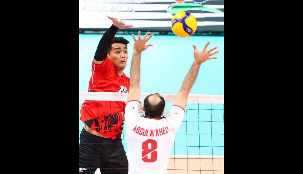 Pemain Timnas Voli Putra Indonesia, Rivan Nurmulki (kiri) melakukan spike ke arah Timnas Voli Putra Bahrain pada laga Pool F AVC Challenge Cup for men 2023 di Chinese Taipei, Senin (10/07/2023). (Twitter/@AsianVolleyball)