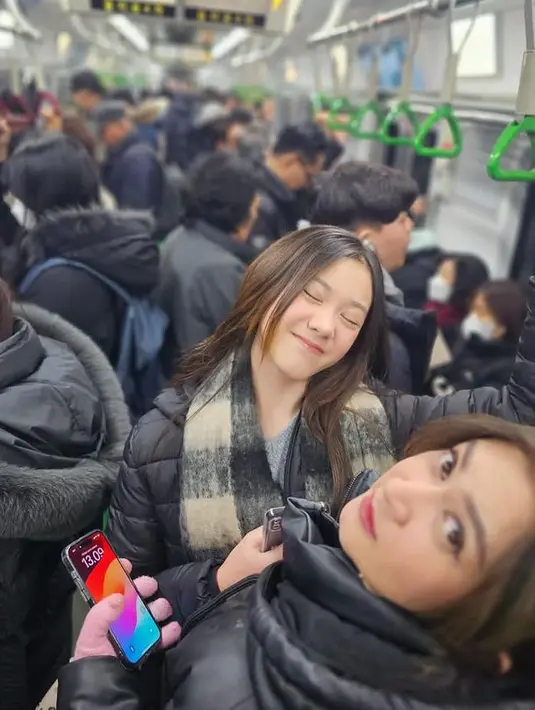 Saat menaiki kendaraan umum yang cukup padat di Korea, putri Nafa Urbach ini pun tetap menampilkan wajah manisnya. Dengan mengenakan padding jaket dan syal motif kotak-kotaknya. [@nafaurbach]