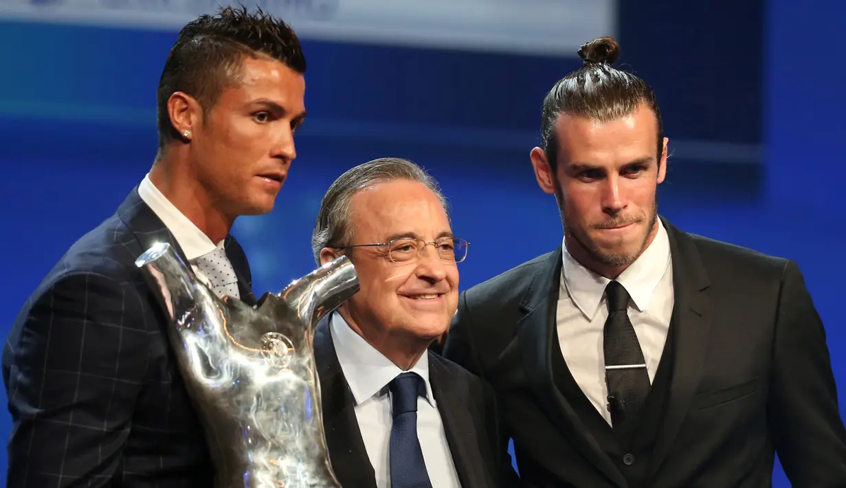 Cristiano Ronaldo dan Gareth Bale foto bersama dengan Presiden Real Madrid Florentino Perez setelah pemilihan Pemain Terbaik Eropa musim 2015-2016 di Monako, (25/8). (REUTERS/Eric Gaillard)