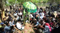 Keluarga berdoa bersama saat pemakaman korban jatuhnya pesawat Lion Air JT 610 Jannatun Cintya Dewi di Sidoarjo, Jawa Timur, Kamis (1/11/2018). Jannatun merupakan pegawai Kementerian ESDM yang menjadi salah satu penumpang Lion Air. (AP/Trisnadi)