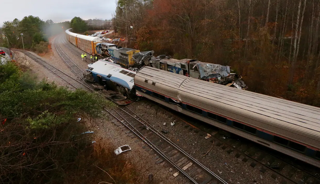 Kondisi kereta penumpang Amtrak yang bertabrakan dengan kereta barang CSX di South Carolina (4/2). Tabrakan dua kereta ini menewaskan dua orang dan melukai sedikitnya 70 orang. (Tim Dominick/The State)