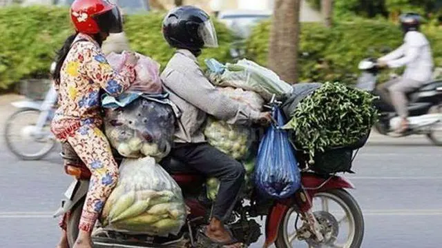 7 Potret Orang Boncengan Bawa Muatan Ini Malah Bikin Kasian
