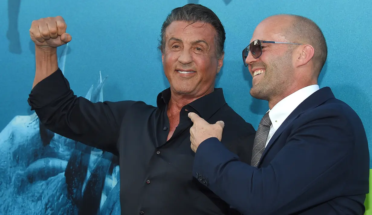 Aktor Jason Statham dan Sylvester Stallone berpose saat menghadiri pemutaran perdana Warner Brothers Pictures "The Meg" di Los Angeles, California, (6/8). Meg adalah film horor fiksi ilmiah 2018 yang disutradarai Jon Turteltaub. (AFP Photo/Lisa O'Connor)