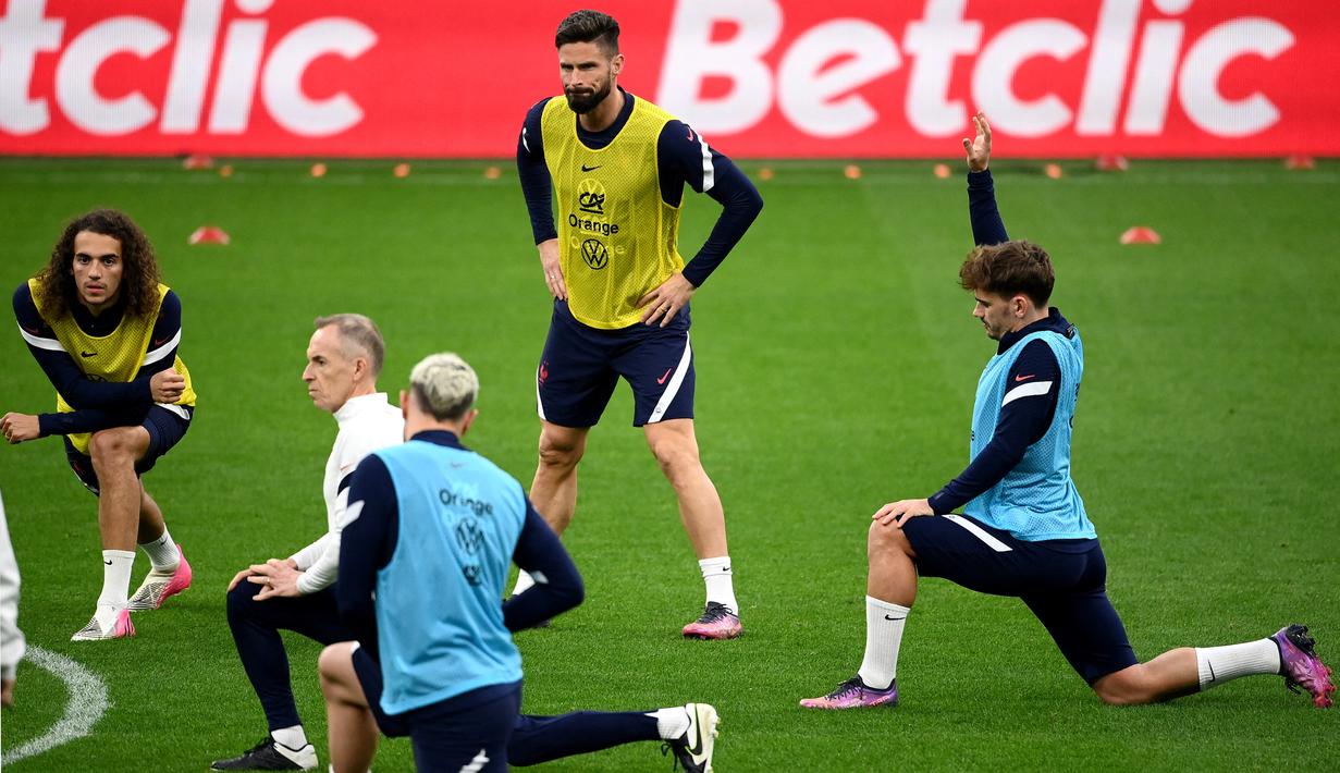 Para pemain Prancis melakukan pemanasan selama mengikuti sesi latihan di Stadion Velodrome di Marseille, Prancis selatan (24/3/2022). Prancis akan bertanding melawan Pantai Gading pada pertandingan persahabatan. (AFP/Franck Fife)