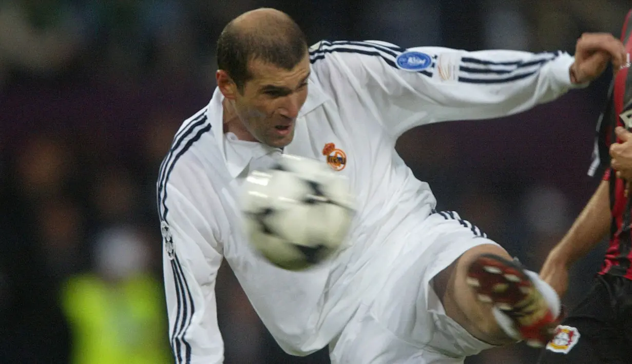 Zinedine Zidane pernah melakukan tendangan voli ikonik ketika dirinya membela Real Madrid pada tahun 2002. Saat itu Real Madrid tengah melawan Bayer Leverkusen, menghasilkan kemenagan Los Blancos dengan skor akhir 2-1. (Foto:AFP/Damien Meyer)