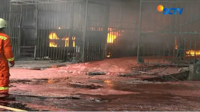 Pabrik Lilin di Jakarta Utara Terbakar, Material Meleleh ke Luar Ruko