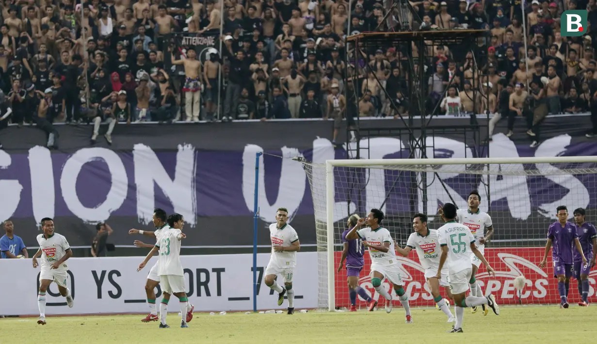 Pemain  PSS Sleman merayakan gol yang dicetak oleh Qischil G Minny ke gawang Persita Tangerang pada laga Liga 2 di Stadion Benteng Taruna, Tangerang, Jumat (26/10/2018). Kedua tim bermain imbang 1-1. (Bola.com/M Iqbal Ichsan)