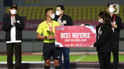 Wasit Agus Fauzan Arifin mendapat penghargaan sebagai wasit terbaik Piala Menpora 2021 di Stadion Manahan, Solo, Minggu (25/4/2021). (Bola.com/M Iqbal Ichsan)