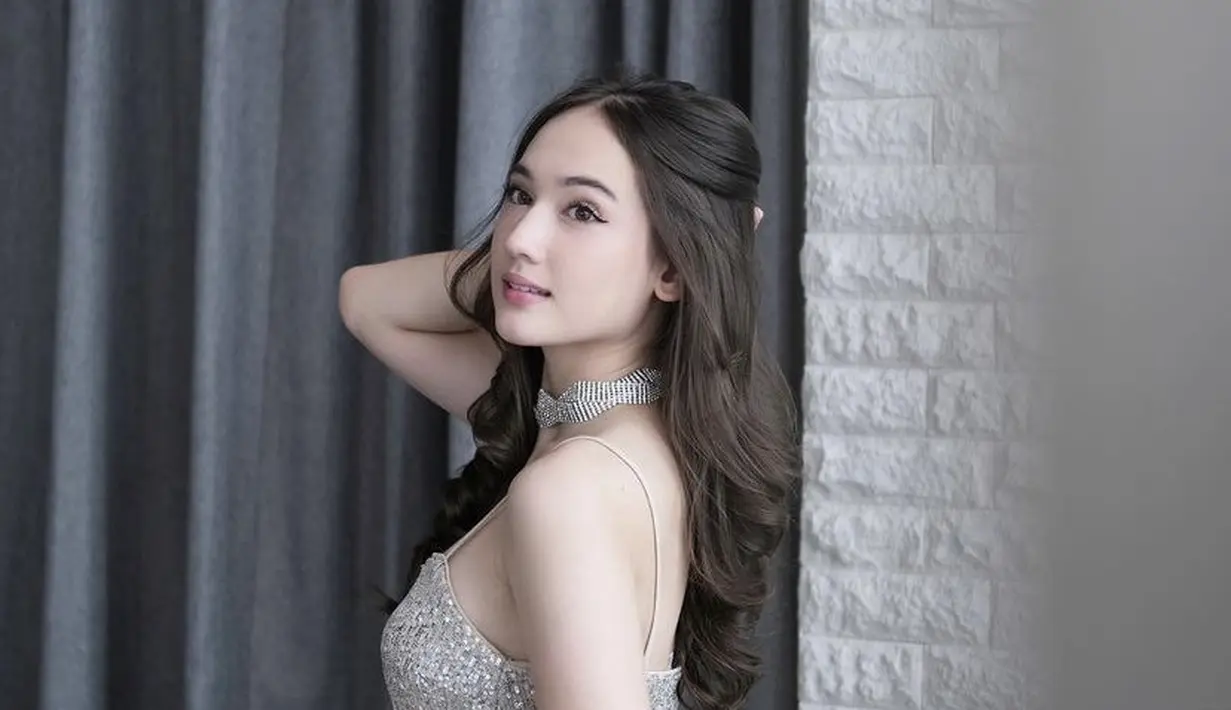 Di hari ulang tahunnya yang ke-16, ia juga tampil dengan makeup yang tidak berlebihan. Hanya menonjolkan eyeliner dan lipstik pink tipisnya. @its_lauramoane2