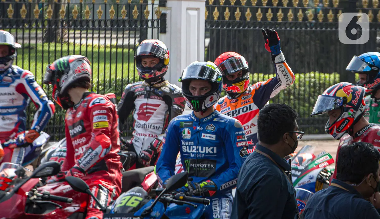 Para pembalap MotoGP bersiap mengambil start untuk melakukan parade dari depan Istana Merdeka, Jakarta Pusat, Rabu (16/3/2022). Parade MotoGP tersebut merupakan rangkaian kegiatan sebelum para pembalap berlaga di MotoGP Mandalika yang berlangsung pekan ini. (Liputan6.com/Faizal Fanani)