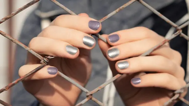 Desain Nail Art Dengan Detail Mewah