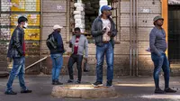 Warga antre untuk diuji COVID-19 serta HIV dan TBC di Johannesburg, Afrika Selatan, Kamis (30/4/2020). Afrika Selatan akan mulai mengurangi penerapan lockdown ketat secara bertahap pada 1 Mei, meski kasus COVID-19 yang dikonfirmasi terus meningkat. (AP Photo/Jerome Delay)