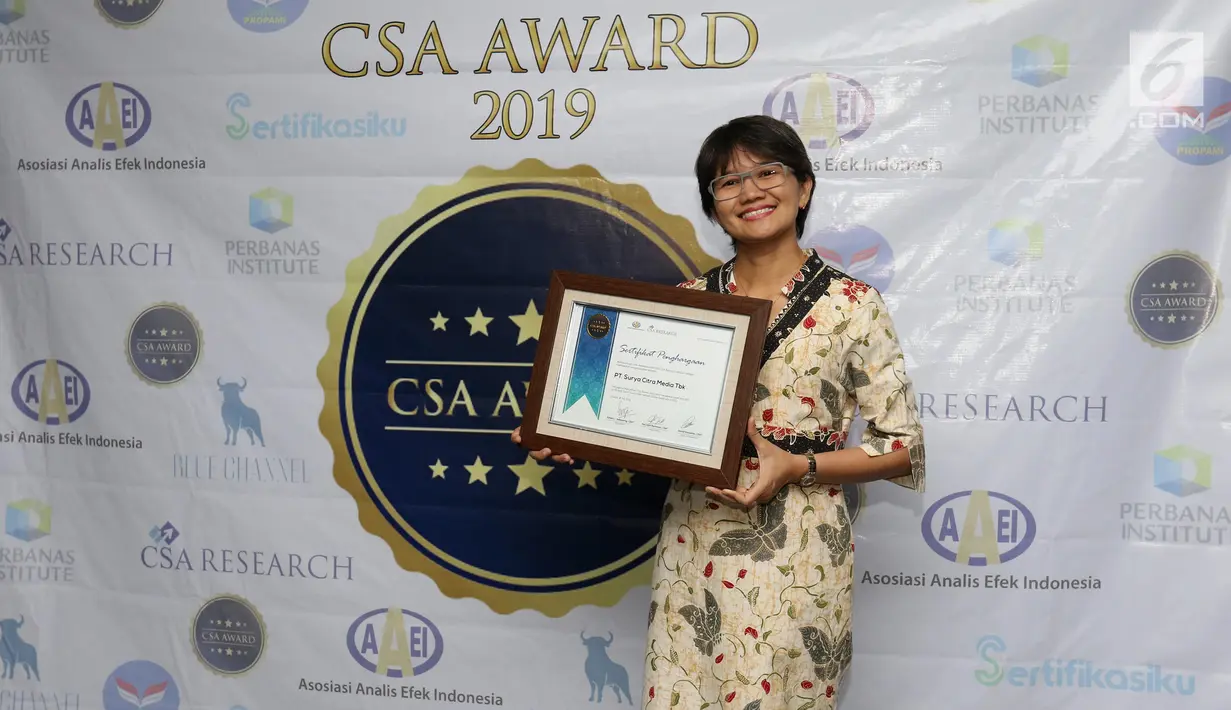 Head of Protokol and Public Affairs Irnawati W Kahardja yang mewakili PT Surya Citra Media Tbk menunjukkan piagam penghargaan CSA Award 2019 di Jakarta, Kamis (18/7/2019). SCM mendapat penghargaan CSA Award 2019 katagori growth stock. (Liputan6.com/Angga Yuniar)