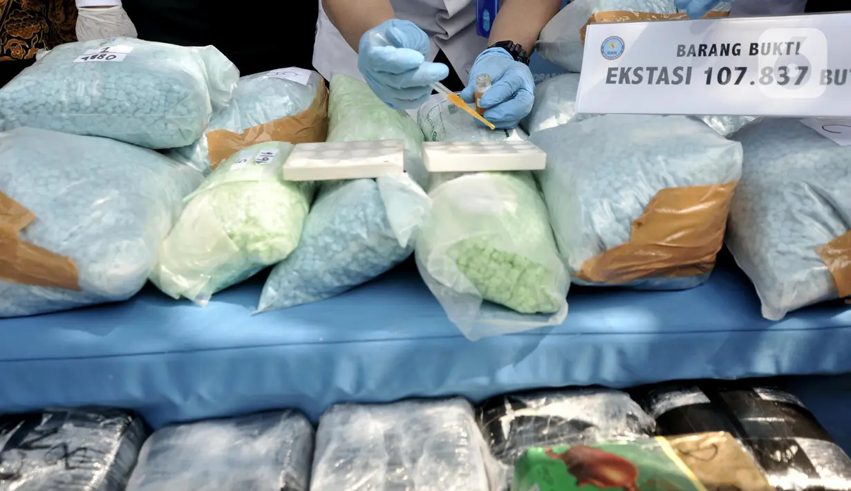 Petugas melakukan tes laboratorium barang bukti narkotika sebelum pemusnahan di Kantor BNN, Jakarta, Senin (9/12/2019). BNN memusnahkan 82,6 kilogram sabu dan 108 ribu butir ekstasi hasil pengungkapan enam kasus selama September hingga November 2019. (Liputan6.com/Iqbal Nugroho)