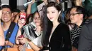 Fan Bingbing menyapa pengemarnya saat menghadiri premier film "I Am Not Madame Bovary" selama Festival Film Internasional Toronto, Kanada, (8/9). Artis kelahiran 16 September 1981 ini jadi pusat perhatian di festival tersebut. (REUTERS/Fred Thornhill)