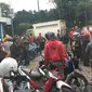 Ratusan pedagang sedang menungu hasil pertemuan antara pedagang dengan pemerintah daerah di Desa Ciloto, Kecamatan Cipanas, Cianjur, Jawa Barat. (Liputan6.com/Achmad Sudarno)