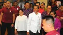 Capres nomor 01, Joko Widodo atau Jokowi menyapa masyarakat saat menghadiri silaturahmi dengan para peserta Konferensi Gereja dan Masyakarat (KGM) dan pengurus PGI di Manado, Minggu (31/3). Dalam sambutanya Jokowi menyampaikan untuk tetap menjaga persatuan dan kesatuan. (Liputan6.com/Angga Yuniar)