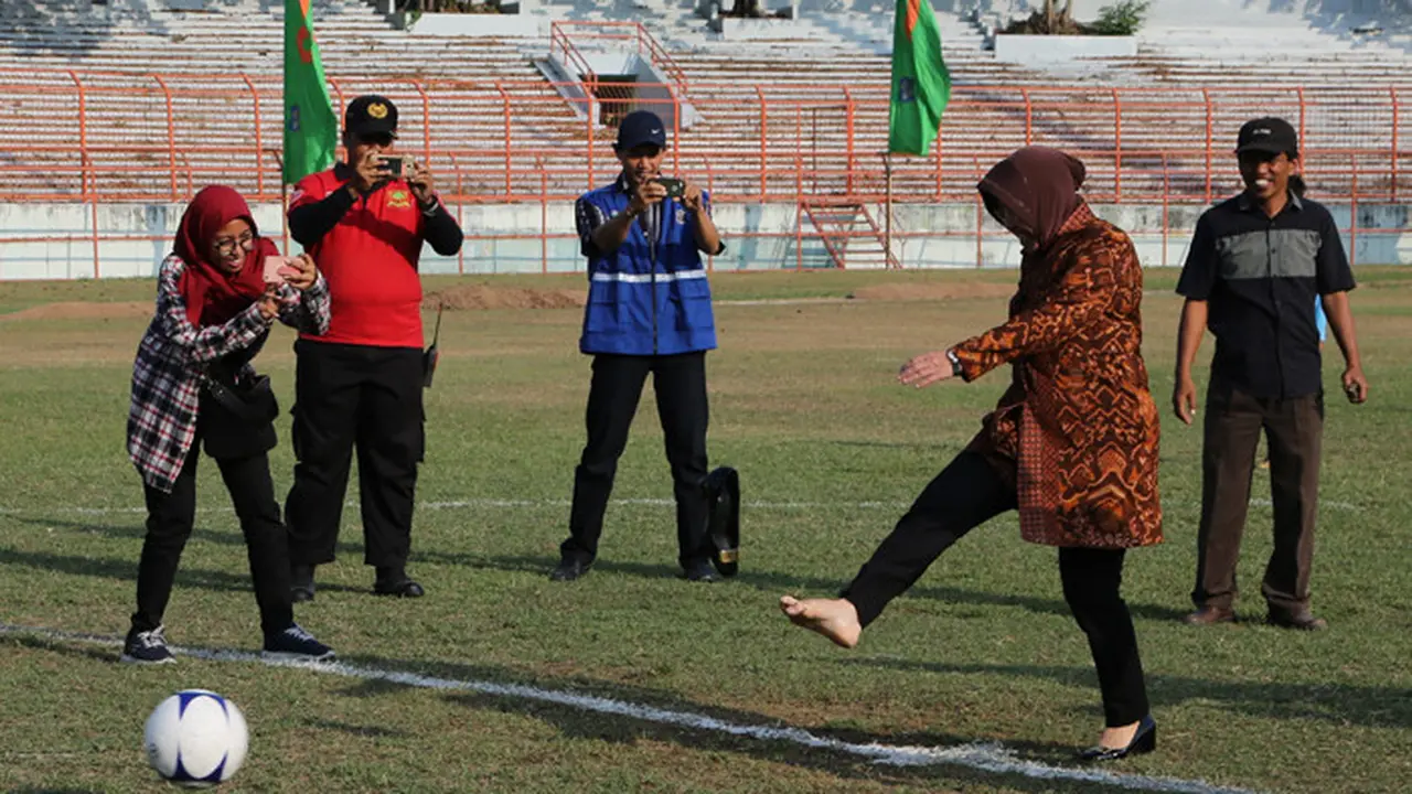 Walikota Risma main sepak bola