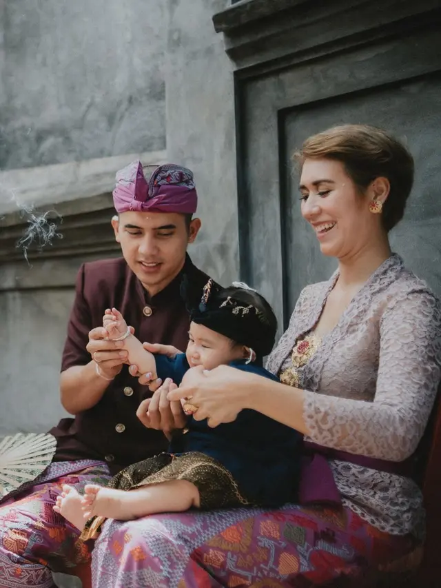 7 Momen Upacara Otonan Anak Westny DJ yang Penuh Akan Makna