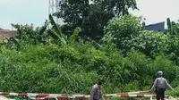 Polisi membongkar arena lomba balap merpati yang digelar kerumunan warga di Cilegon, Banten. (Liputan6.com/ Yandhi Deslatama)