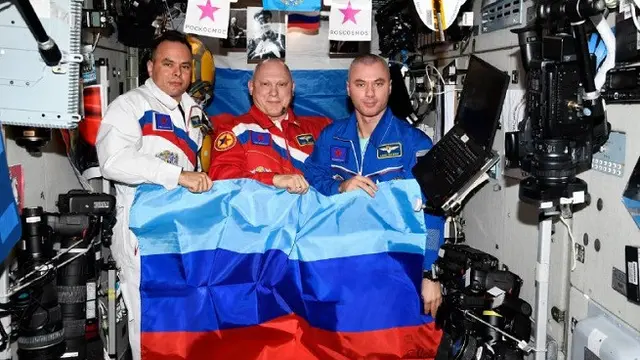 Tiga astronaut Rusia di Stasiun Luar Angkasa mengibarkan bendera Republik Rakyat Luhansk (Telegram Roscosmos)