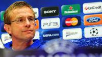 Pelatih Schalke 04 Ralf Rangnick menghadiri konferensi pers pada 4 April 2011 jelang leg pertama perempat final Liga Champions melawan Inter Milan di Stadio Giuseppe Meazza. AFP PHOTO/GIUSEPPE CACACE