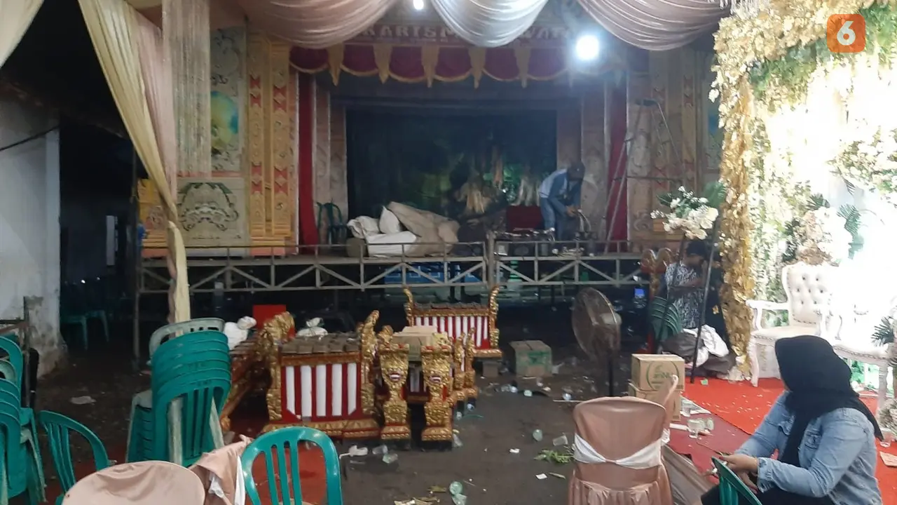 Satgas Covid-19 Banyuwangi membubarkan pesta seni Janger karena memicu kerumunan . (Hermawan Arifianto/Liputan6.com)