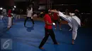 Peserta berlatih sebelum bertanding dalam Kejuaraan Dunia Shotokan Karate-do International Federation (SKIF) di Jiexpo Kemayoran, Jakarta, Minggu (28/8). Kejuaraan Dunia Karate SKIF ini merupakan yang ke-12 kalinya diadakan. (Liputan6.com/Faizal Fanani)