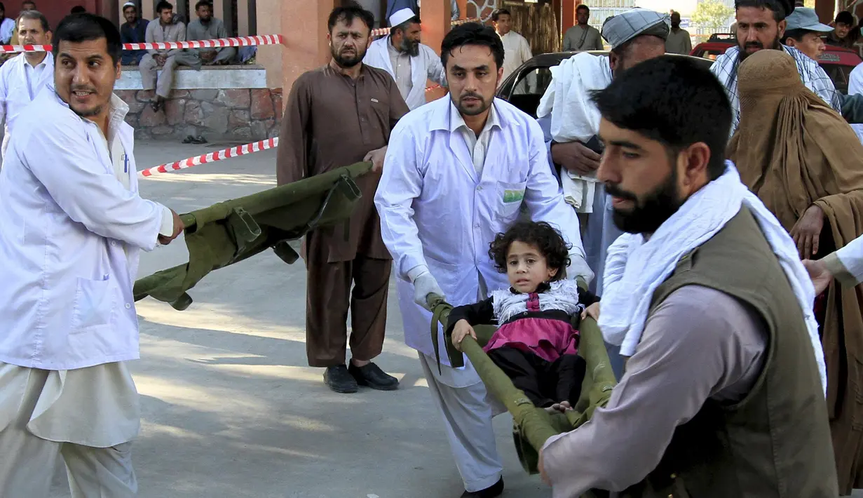 Petugas membawa anak yang menjadi korban gempa di Jalalabad, Afghanistan, Senin (26/10/2015). Sekitar 43 orang dipastikan tewas akibat lindu berkekuatan 7,5 skala Richter tersebut. (REUTERS/Parwiz)