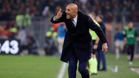 Pelatih Inter Milan, Luciano Spalletti menginstruksikan pemainnya saat bertanding melawan AS Roma pada lanjutan Liga Italia di stadion Olimpiade Roma (3/11). Roma bermain imbang 2-2 atas Inter. (AP Photo/Andrew Medichini)